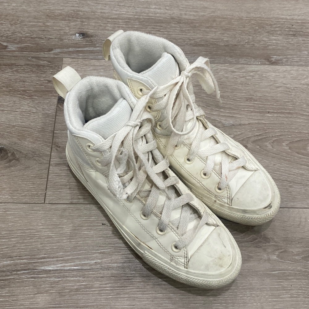 White Converse in women’s size 7!